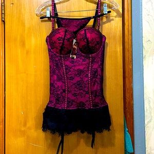 Sexy 2pc bustier w/ garder straps & matching thong